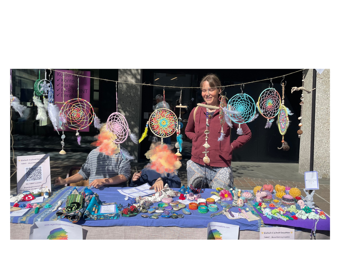 Regenbogen Creations Marktstand Riehen Dorf mit handgemachten Produkten