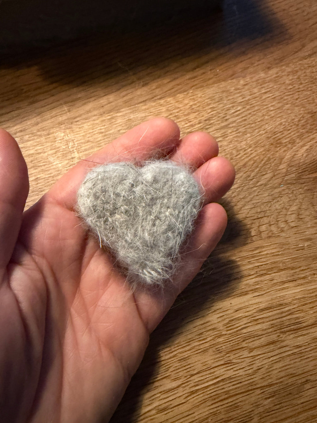 Herstellung eines personalisierten Herz-Anhängers aus Kaninchenfell in liebevoller Handarbeit.