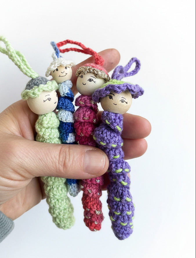 Bunte handgemachte Sorgenwürmchen in verschiedenen Farben als kleines Geschenk oder Mitbringsel