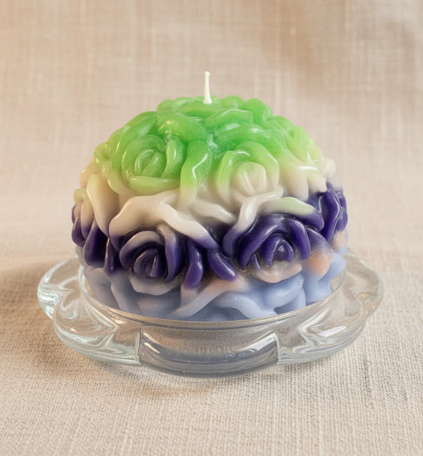 Handgegossene Ball Rosenkerze aus Kerzenresten in Grün, Weiss und Violett
