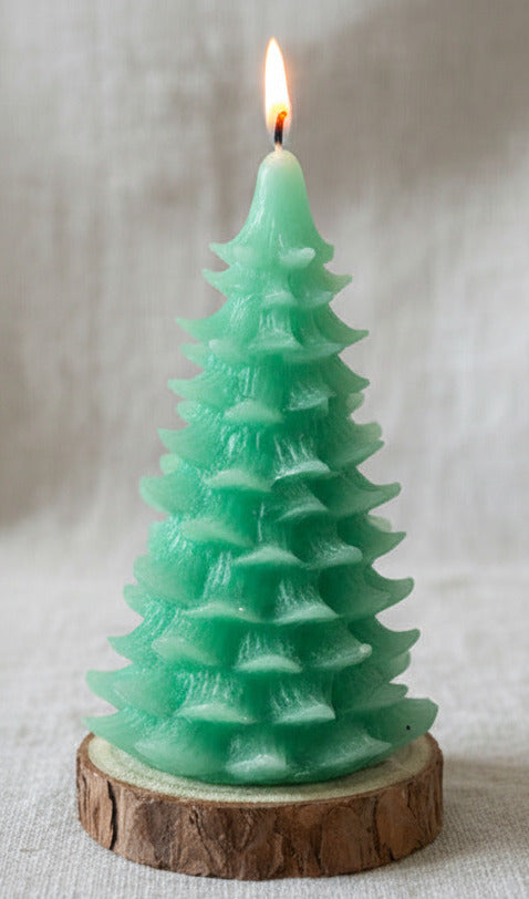 Grüne Weihnachtsbaum Kerze aus Kerzenresten handgemacht nachhaltig auf Holzscheibe brennend