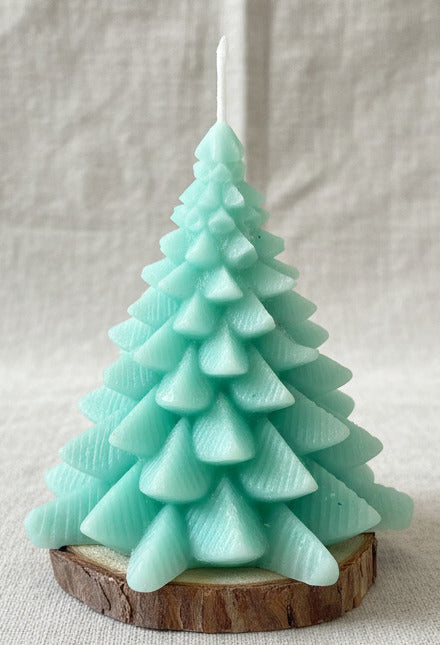 nachhaltige-weihnachtsbaum-kerze-aus-kerzenresten-gruen