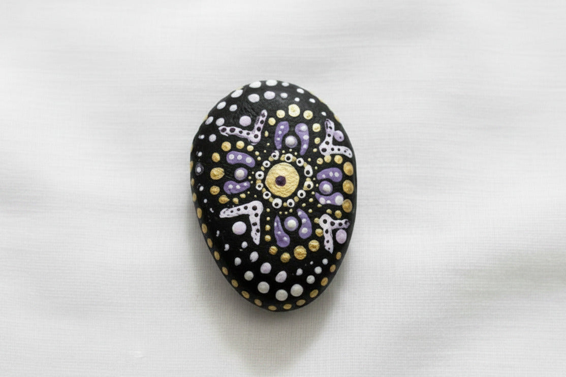 luecksstein-schwarz-mandala-lila-gold
