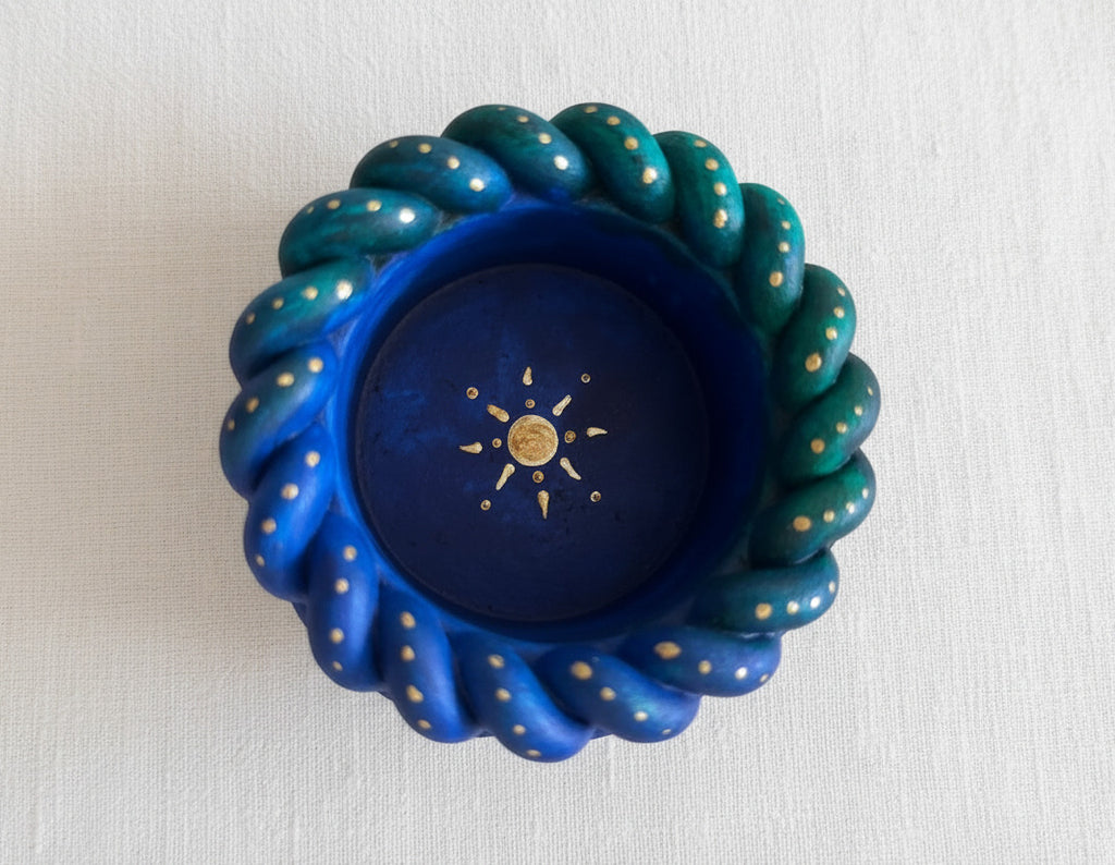 Blauer Teelichthalter Dot Painting mit Goldpunkten Draufsicht