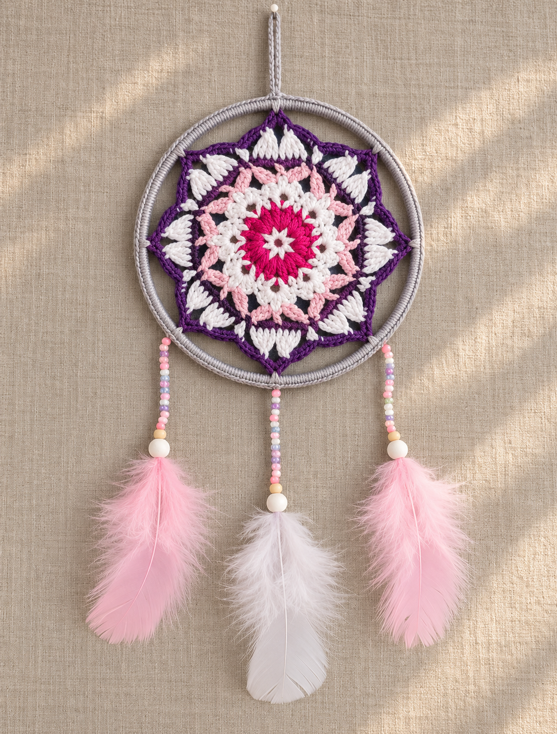 handgemachter-gehaekelter-traumfaenger-rosa-lila-federn