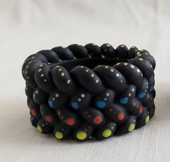 Handgemachter Teelichthalter aus Gips mit Dot Painting Muster in schwarz bunt, dekorative Boho Kerzenhalter Deko