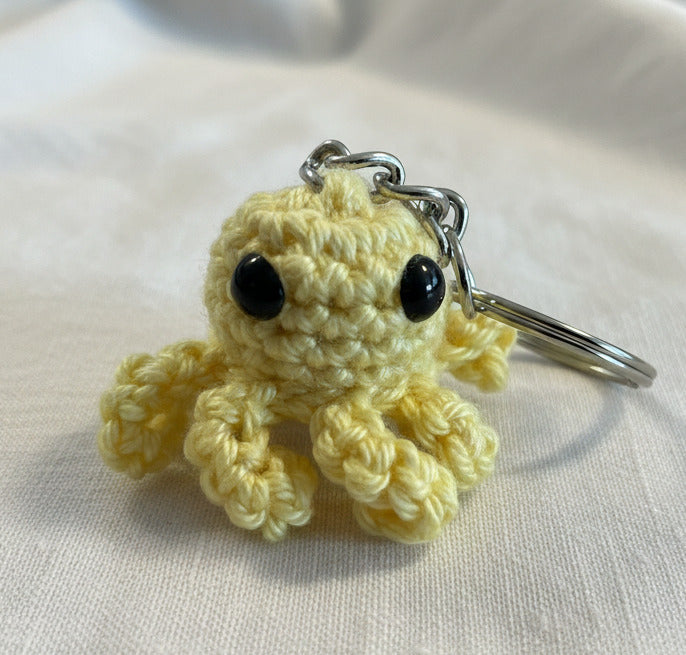 Mini Oktopus gehäkelt – kleine Amigurumi Glücksbringer verschiedene Farben