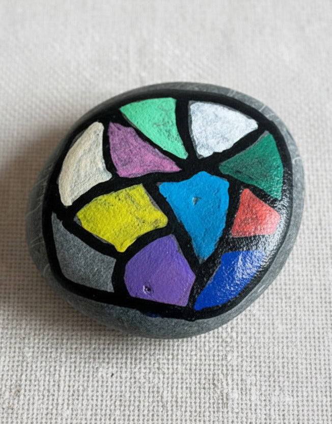 Bunter handbemalter Glücksstein mit farbigem Mandala Muster – dekorativer Glücksbringer