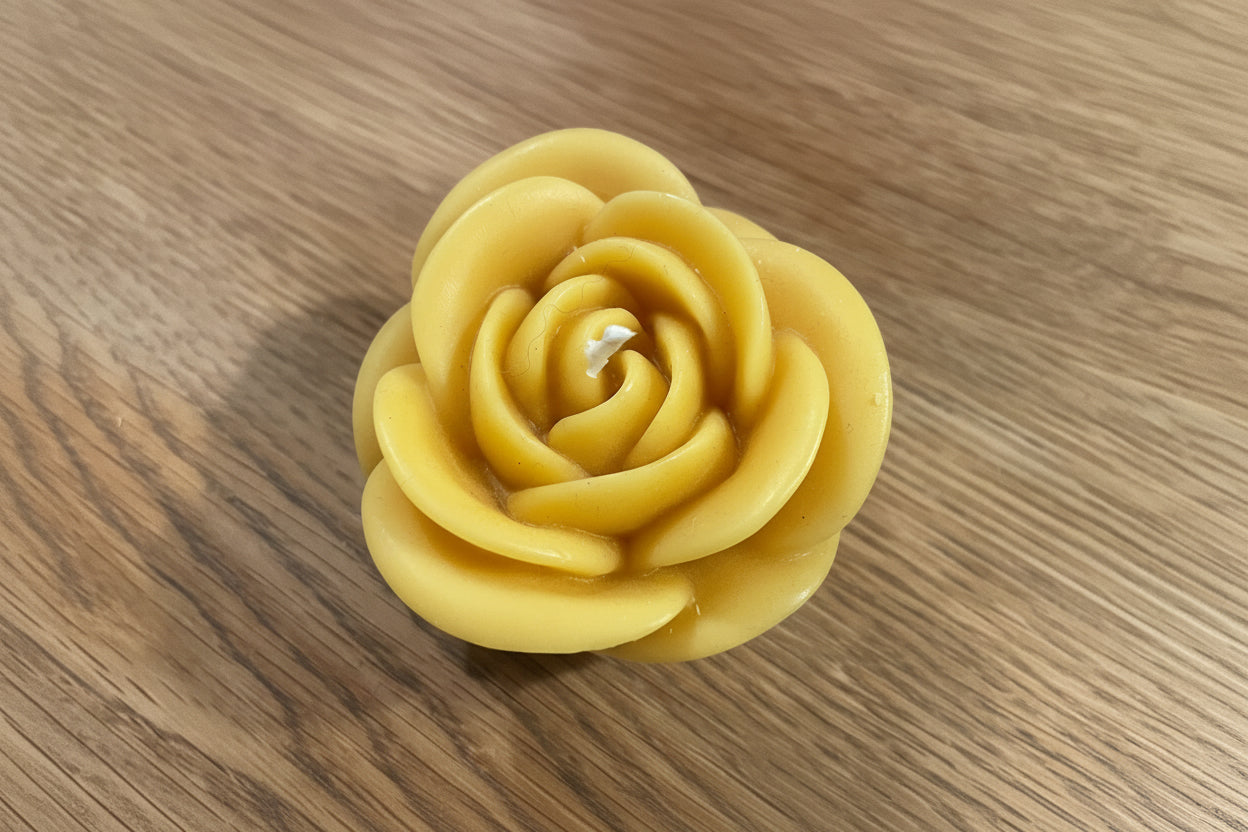Bienenwachskerze Rose auf Glasteller