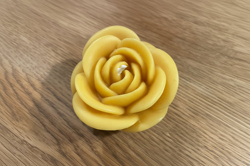 Bienenwachskerze Rose auf Glasteller