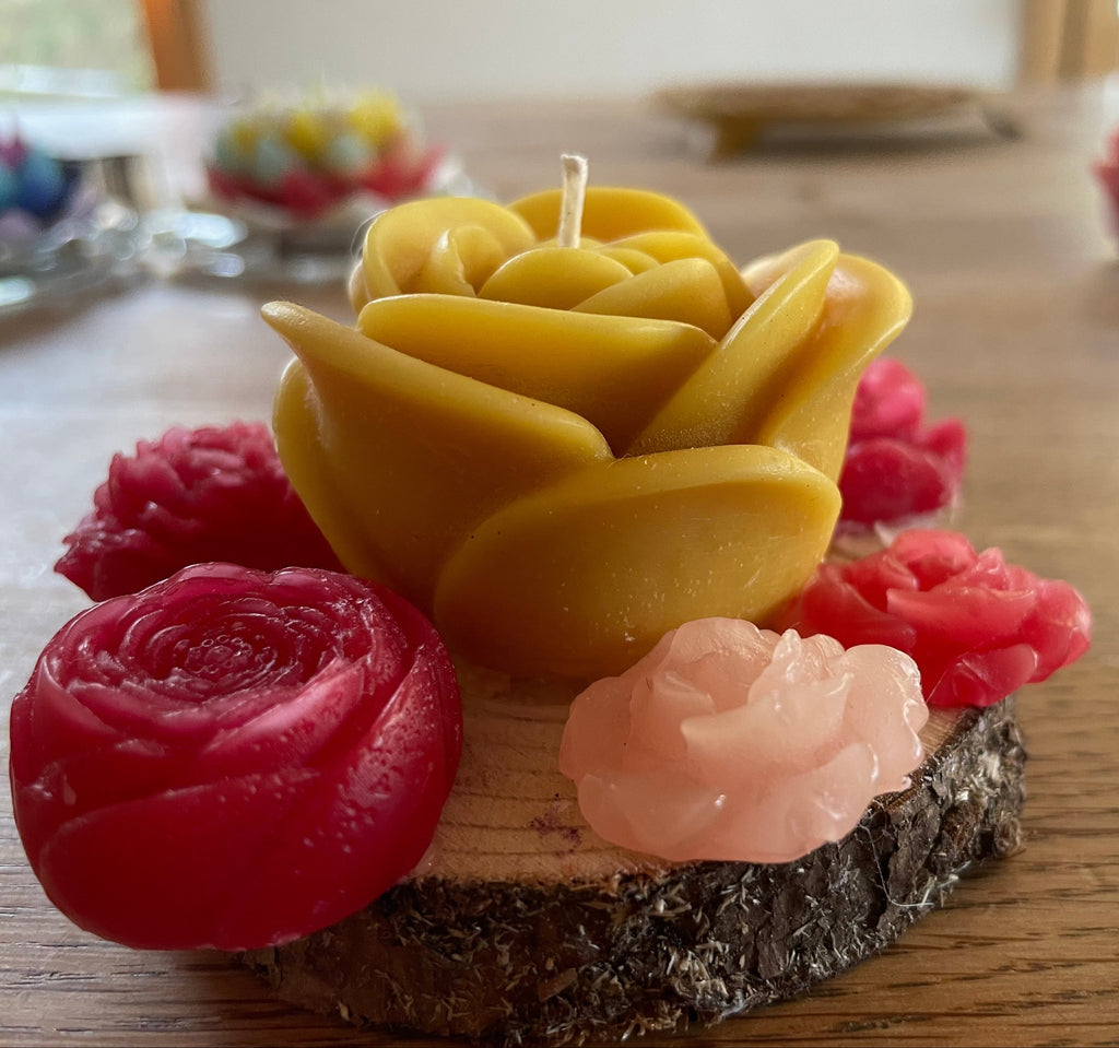 Rosenkerze auf natürlicher Holzscheibe – Handgefertigt