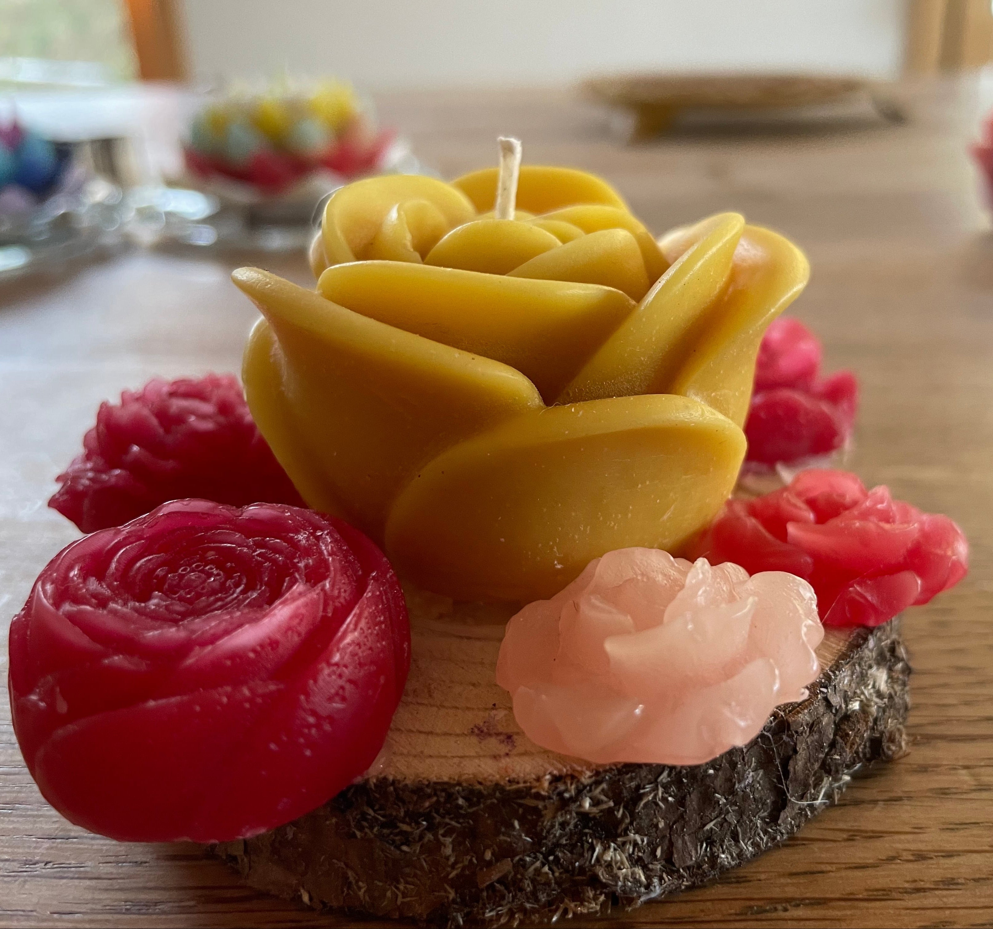 Rosenkerze auf natürlicher Holzscheibe – Handgefertigt