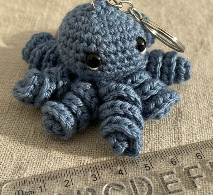 Gehäkelter Tintenfisch Schlüsselanhänger im Amigurumi Stil mit Lineal zum Größenvergleich, handgemacht