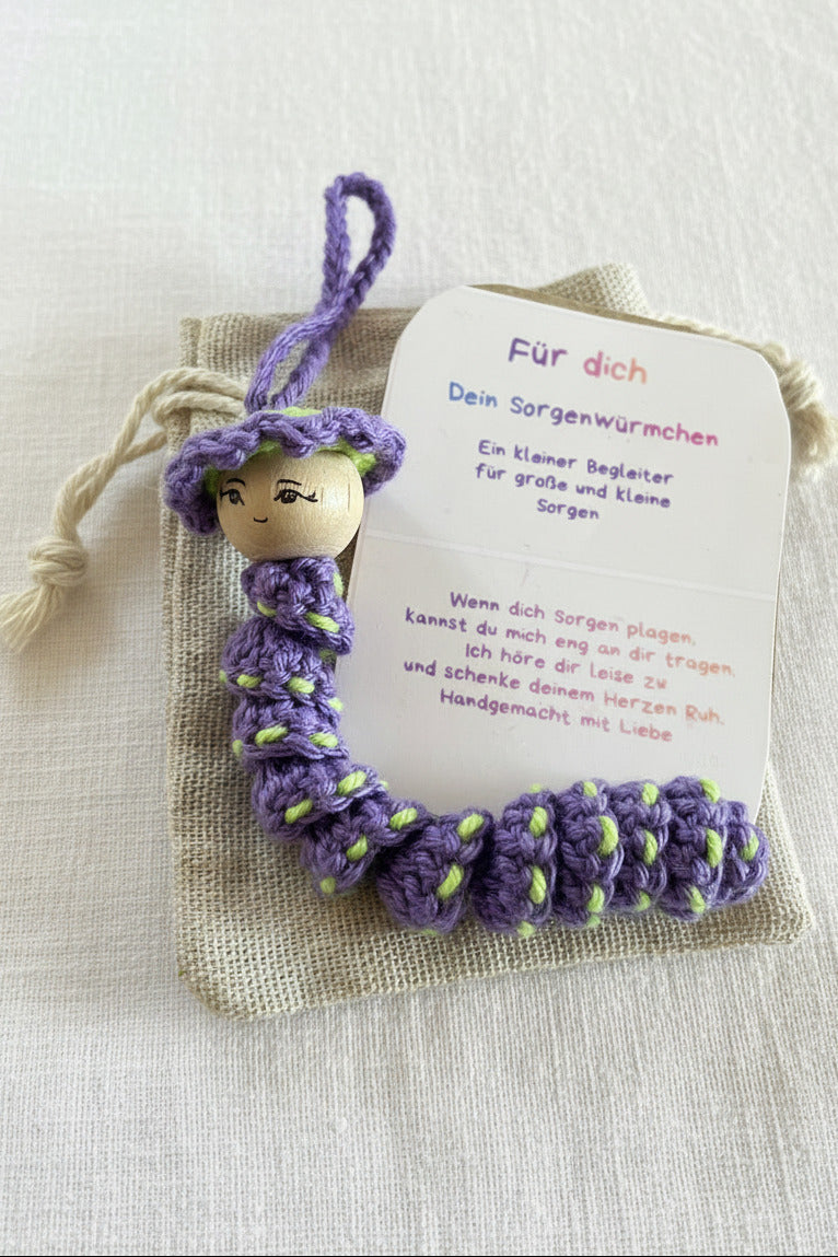 Handgemachtes Sorgenwürmchen mit Kärtchen und Säckchen als kleines Geschenk und Glücksbringer