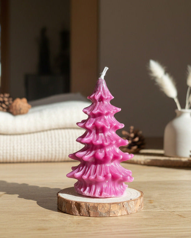 Handgemachte pinke Tannenbaum Kerze als Weihnachtsdeko