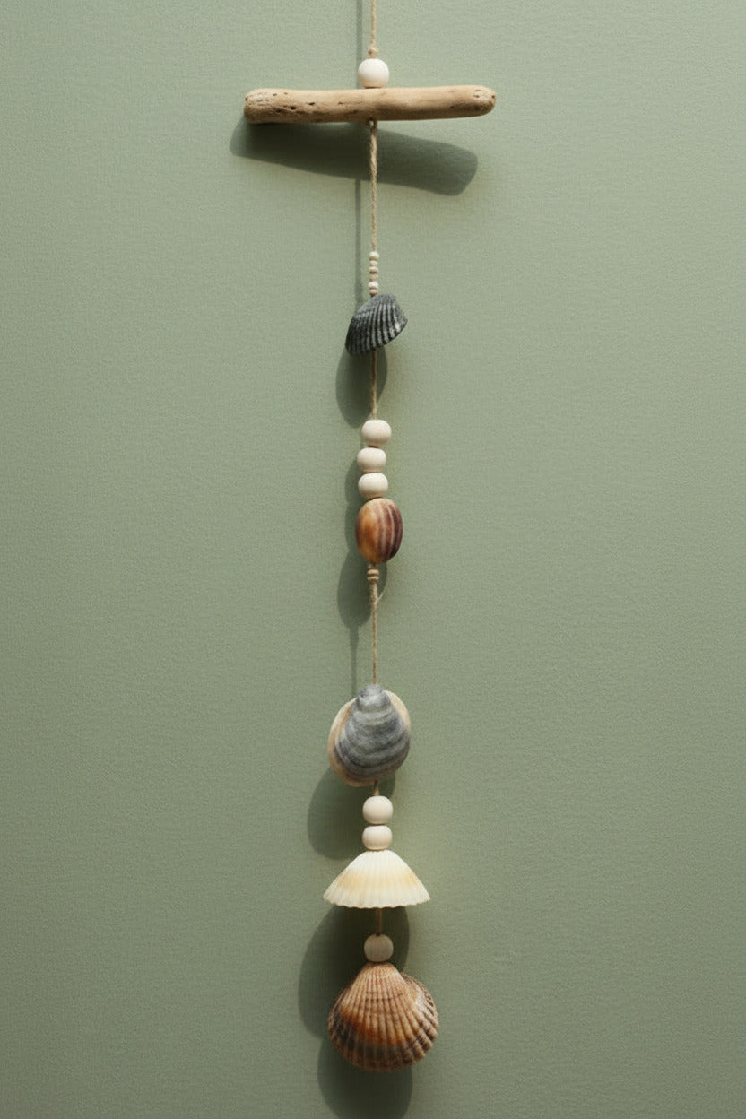Handgemachte Muschel Girlande mit Treibholz als maritime Wanddekoration