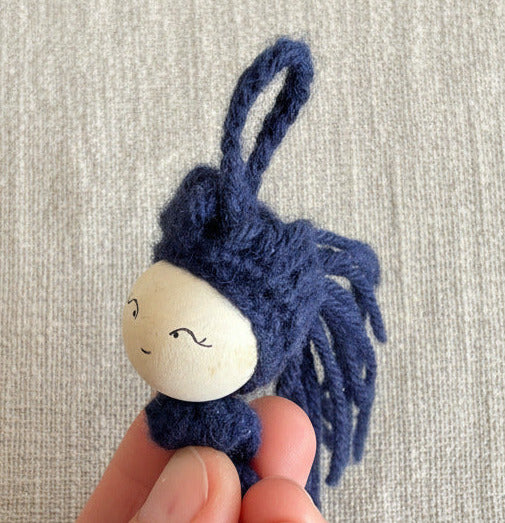 Blaues gehäkeltes Sorgenpüppchen mit Gesicht als Glücksbringer Anhänger handgemacht