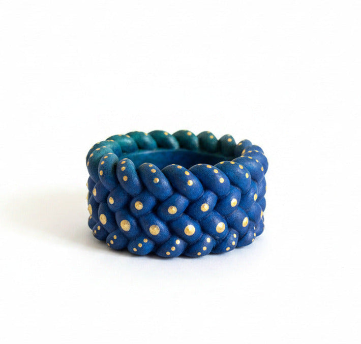 Handgemachter blauer Teelichthalter aus Gips mit goldenen Punkten im Dot Painting Stil, dekorative Boho Kerzenhalter Deko