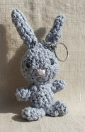 Grauer gehäkelter Hase als Schlüsselanhänger – handgemachtes Amigurumi