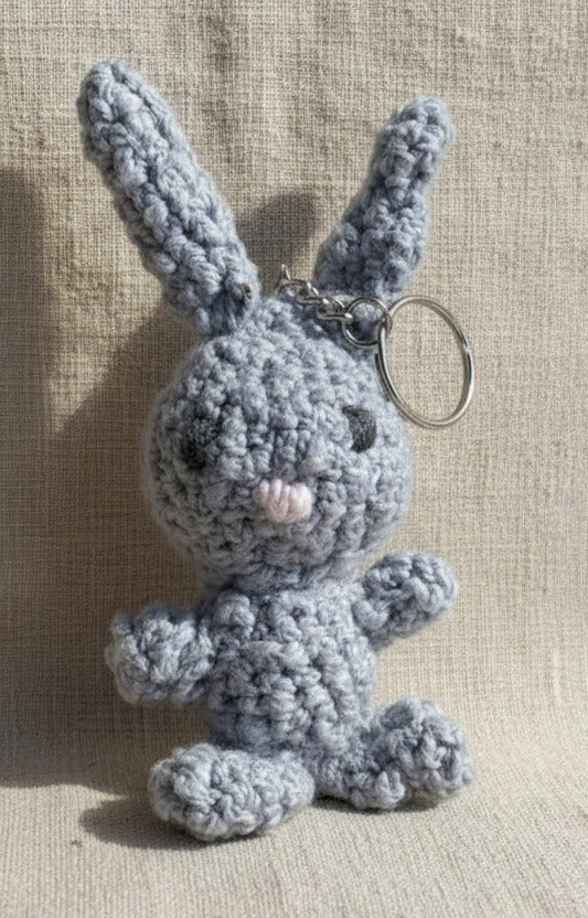 Grauer gehäkelter Hase als Schlüsselanhänger – handgemachtes Amigurumi