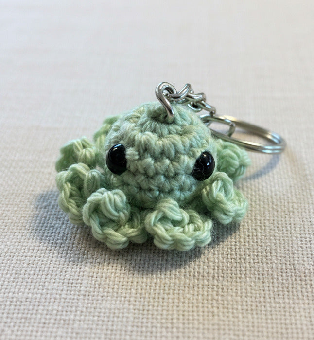 Mini Oktopus gehäkelt – kleine Amigurumi Glücksbringer verschiedene Farben