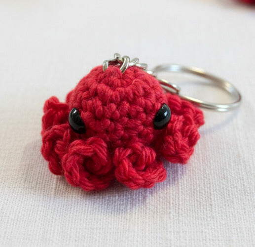 Mini Oktopus gehäkelt – kleine Amigurumi Glücksbringer verschiedene Farben