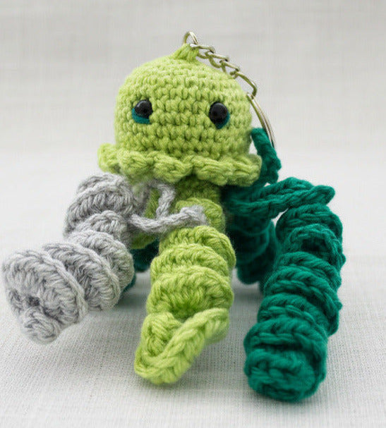 Gehäkelte Qualle Schlüsselanhänger in Grün und Grau, handgemacht im Amigurumi Stil