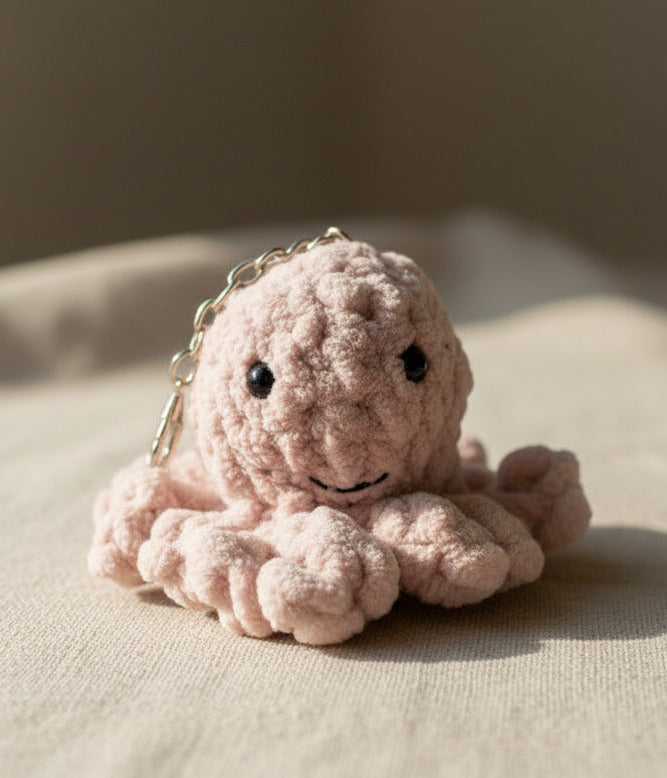 Rosa gehäkelter Tintenfisch als Schlüsselanhänger – handgemachtes Amigurumi