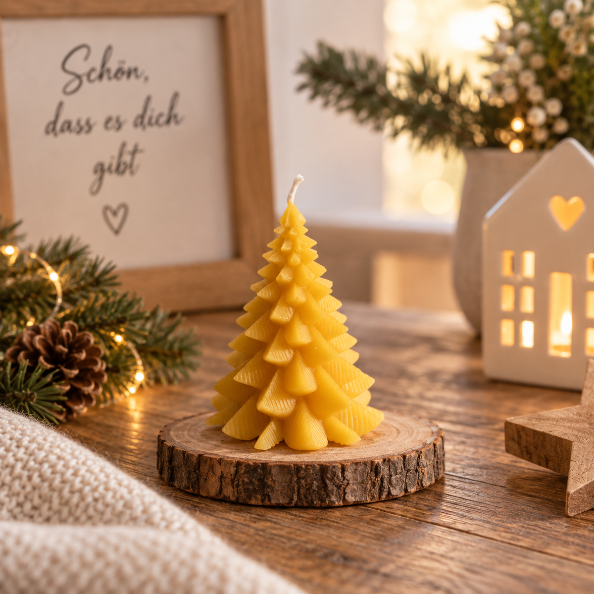 Handgegossene Bienenwachskerze in Tannenbaumform in weihnachtlichem Wohnambiente