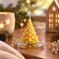 Handgegossene Bienenwachskerze in Tannenbaumform in gemütlicher Weihnachtsdekoration