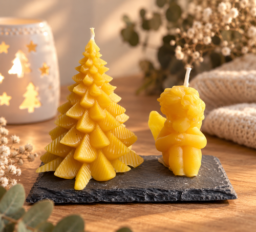 Handgegossene Bienenwachskerzen als Engel und Tannenbaum in weihnachtlicher Dekoration