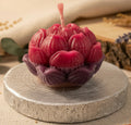 Handgegossene Blütenkerze in Rot und Violett – dekorative Lotus-Kerze auf Holzsockel