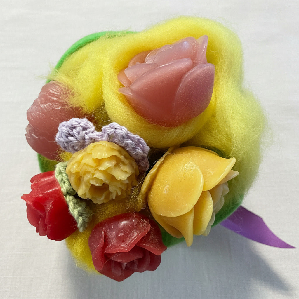 Dekorativer Blumenstrauß aus Wachsblumen mit bunter Wolle