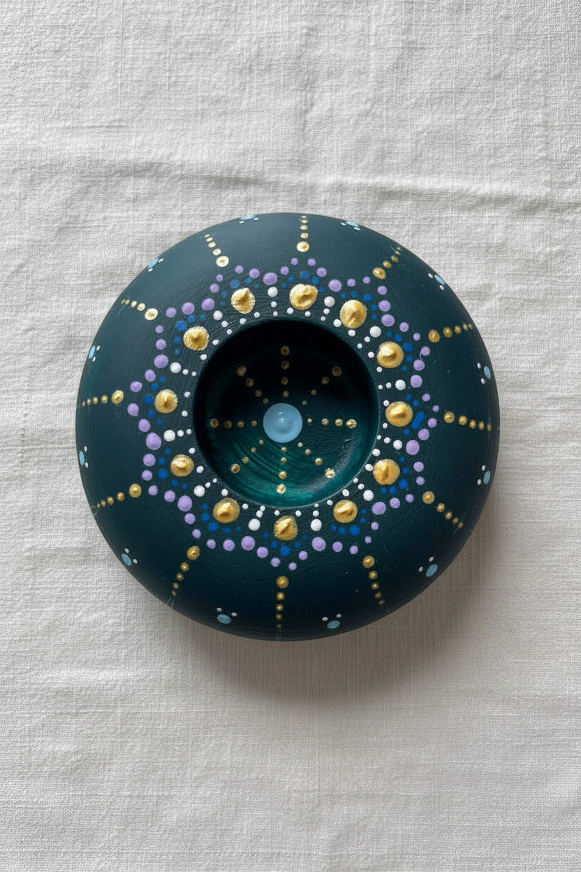 Handbemalte Dekoschale mit Dot Painting Mandala Muster in Grün und Gold, dekorative Schale als Unikat