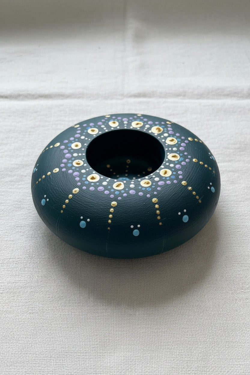 Handbemalte Dekoschale mit Dot Painting Mandala Muster in Grün und Gold, Seitenansicht der dekorativen Schale