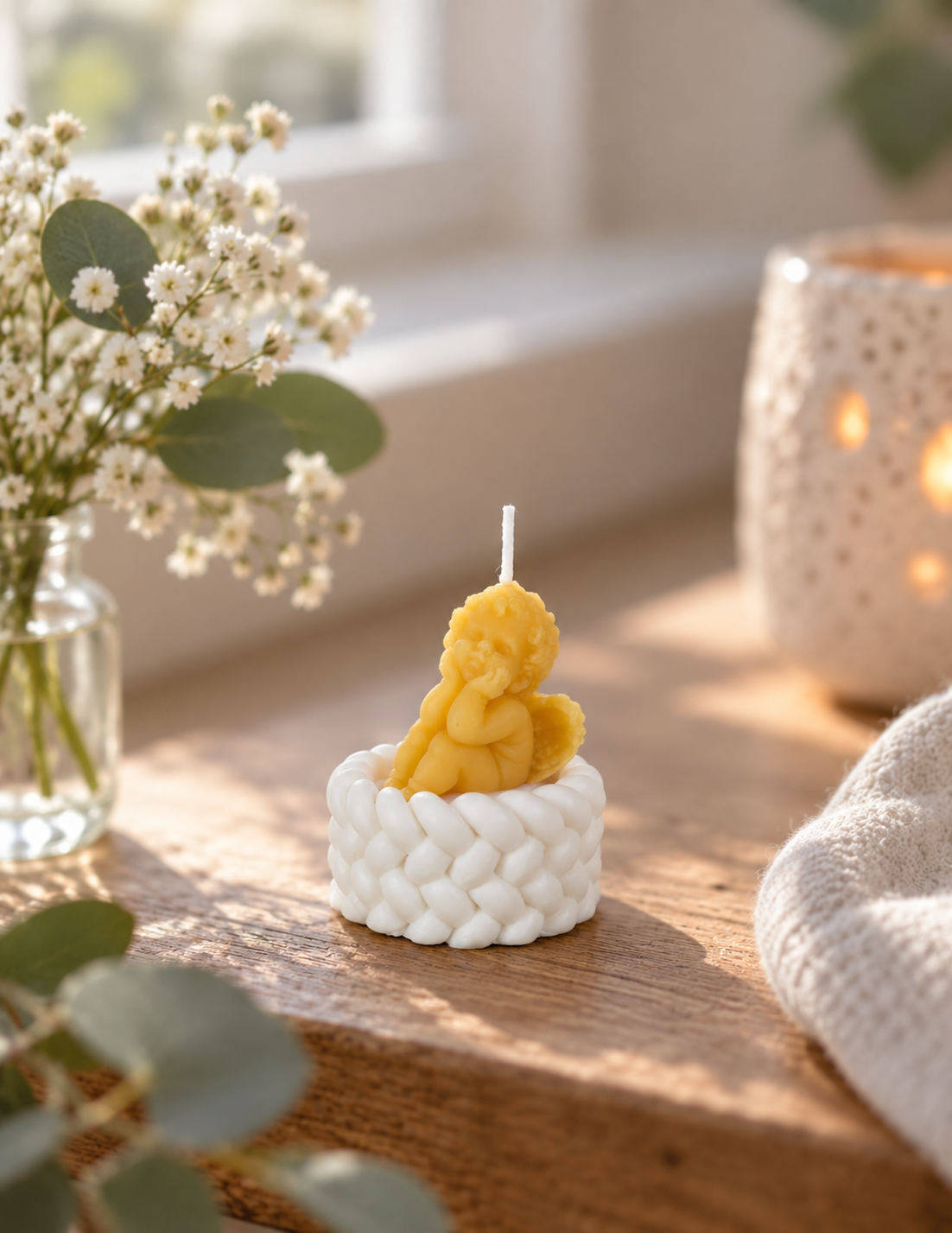 Gelbe Engelkerze im weißen handgegossenen Kerzenhalter als liebevolle Dekoration – Regenbogen Creations