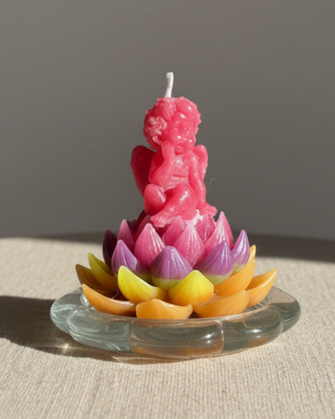 Handgemachte Engelkerze auf Lotusblüte aus recyceltem Wachs