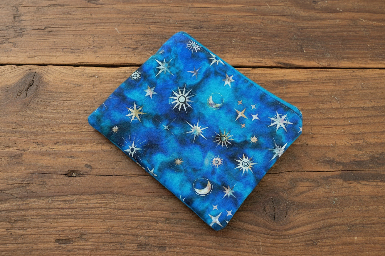 etui aus blauem Stoff mit Sternen und Mond