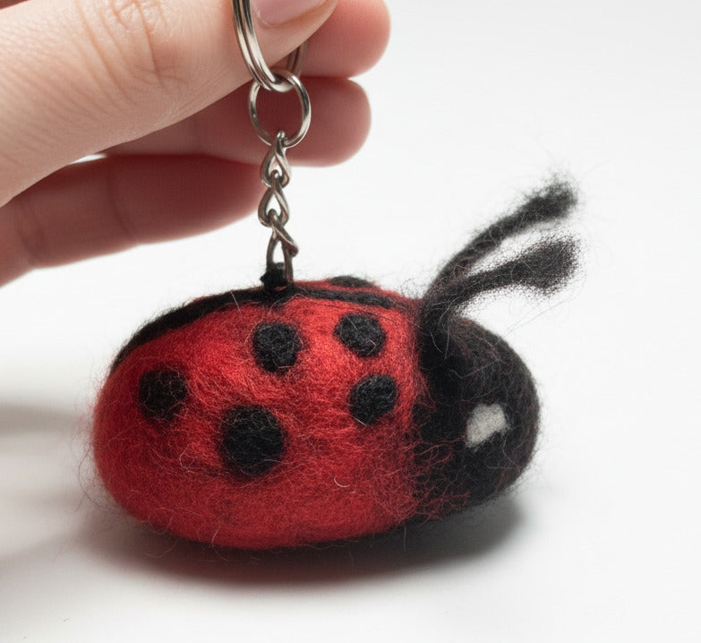 Handgefilzter Marienkäfer Schlüsselanhänger in Rot und Schwarz mit Metallring – liebevoll handmade gefertigt als kleiner Glücksbringer 💛