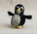 Gefilzter Pinguin aus Wolle – handgemachte Filzfigur als Dekoration oder Geschenk