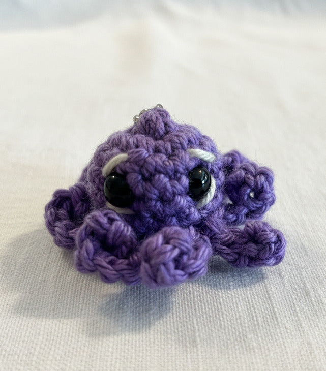 Handgehäkelter lila Oktopus Amigurumi mit großen Augen