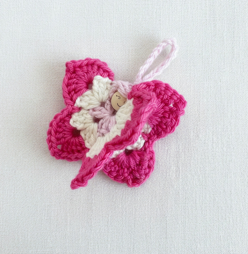 Kleiner handgehäkelter Schmetterling Glücksbringer in Rosa und Creme mit Schlaufe zum Aufhängen – liebevoll handgemachte Geschenkidee von Regenbogen Creations 💛
