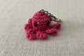 Handgemachter gehäkelter Oktopus Schlüsselanhänger in Pink