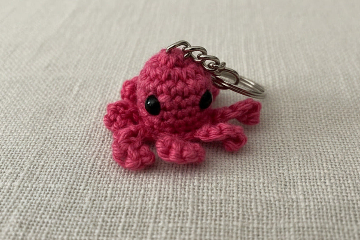 Handgemachter gehäkelter Oktopus Schlüsselanhänger in Pink