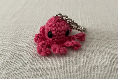 Handgemachter gehäkelter Oktopus Schlüsselanhänger in Pink