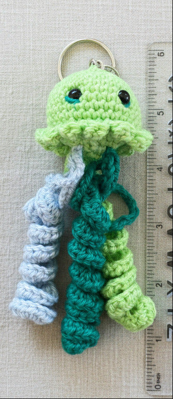 Gehäkelte Qualle als Schlüsselanhänger in Grün und Blau, handgemacht im Amigurumi Stil, kleines maritimes Geschenk