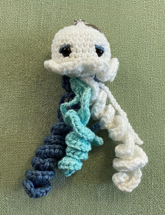 Gehäkelte Qualle als Schlüsselanhänger in Weiß und Blau, handgemacht im Amigurumi Stil, kleines maritimes Geschenk