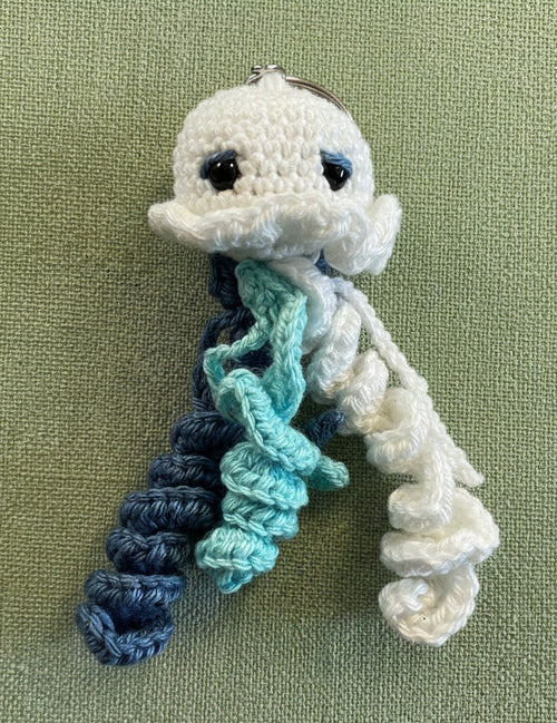 Gehäkelte Qualle als Schlüsselanhänger in Weiß und Blau, handgemacht im Amigurumi Stil, kleines maritimes Geschenk