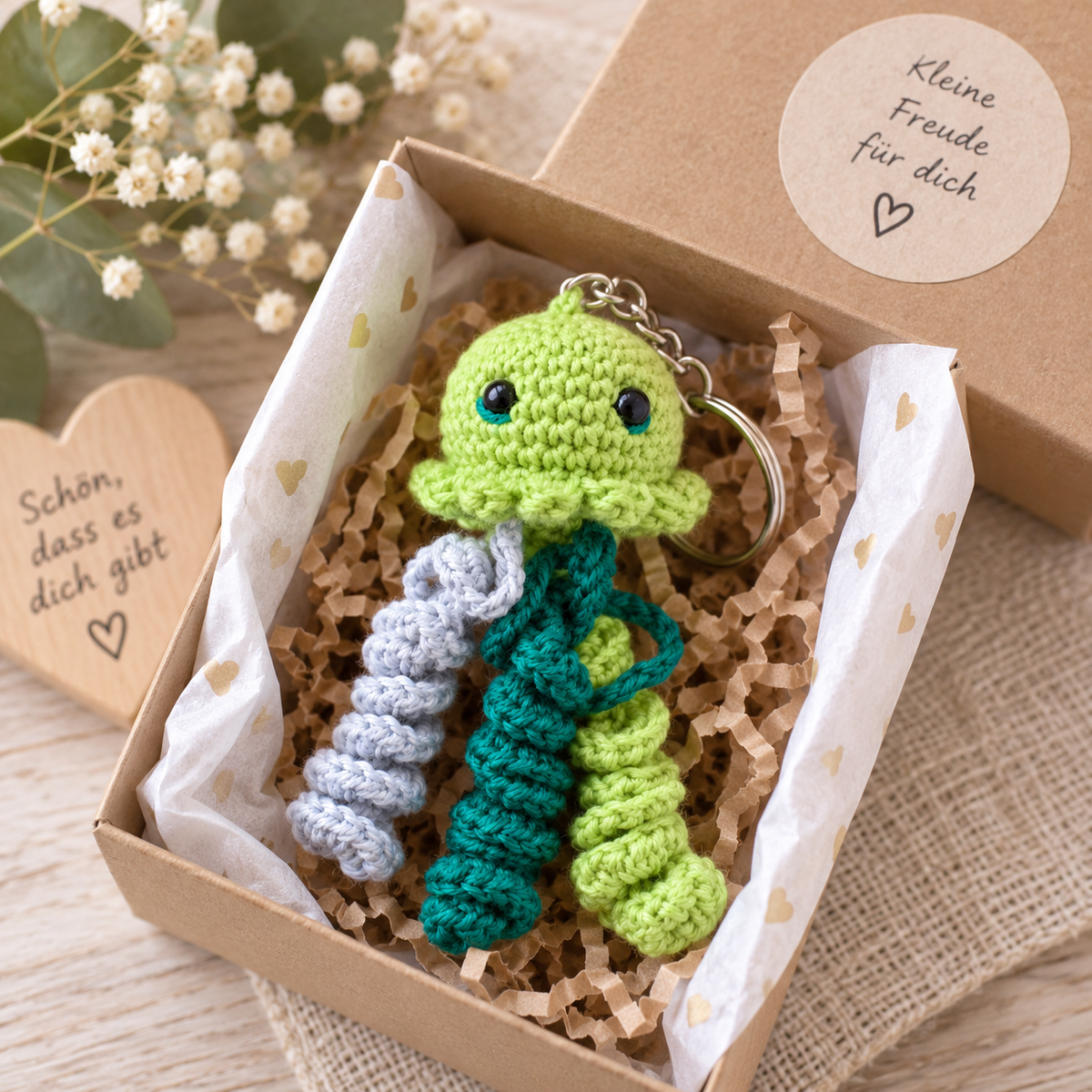 Gehäkelte Qualle Schlüsselanhänger – Amigurumi handgemacht in Grün & Blau, in Geschenkverpackung