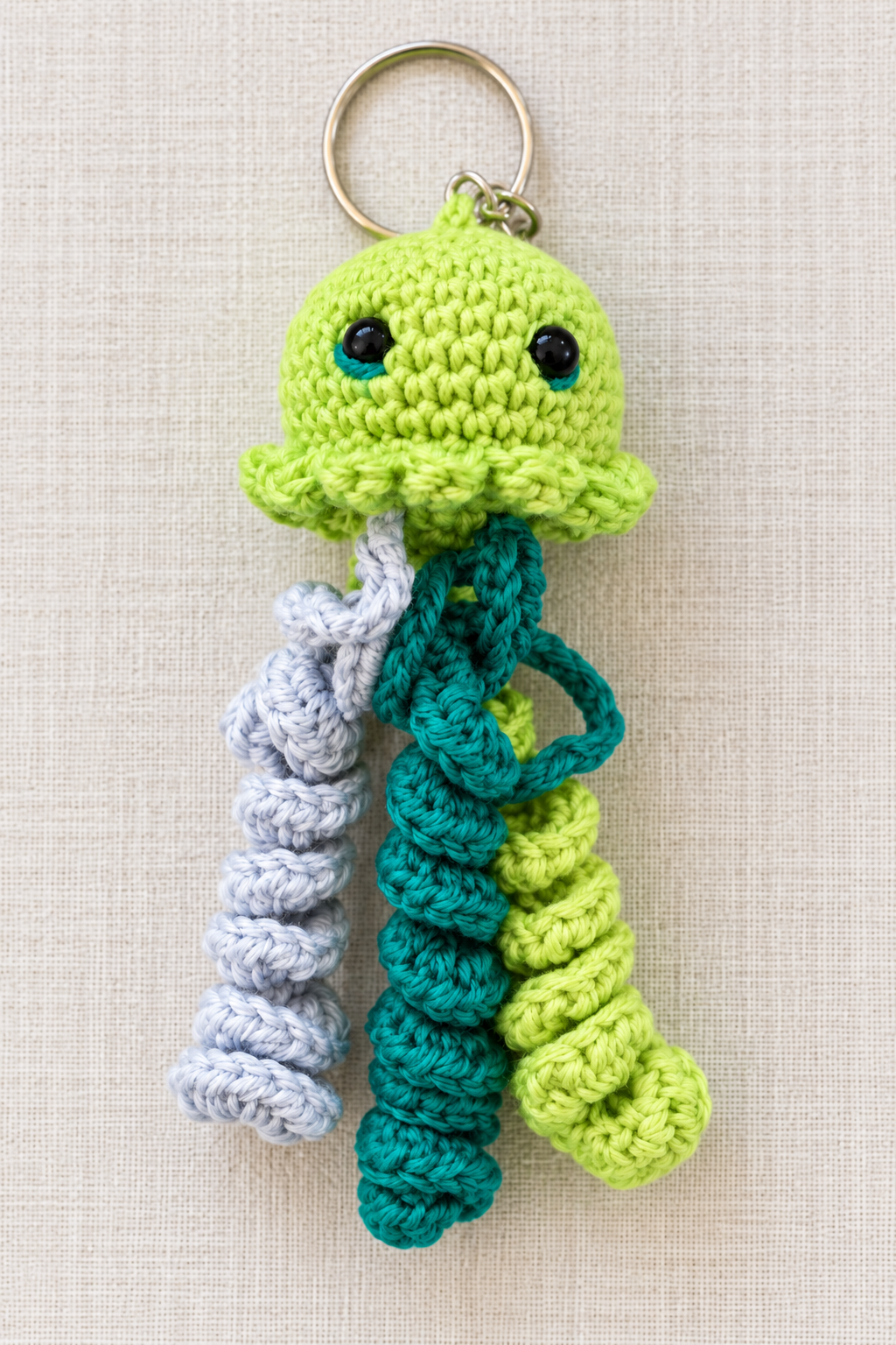 Gehäkelte Qualle Schlüsselanhänger – Amigurumi handgemacht in Grün & Blau, Produktansicht